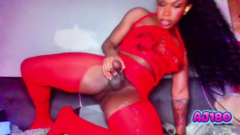 Crimson Velvet propose une extravagance de double angle de spermatozoïdes avec des gémissements et du plaisir.