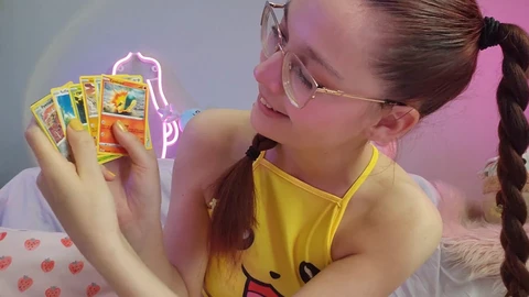 Una ragazza carina con seni naturali vestita da E-girl gioca con i Pokémon