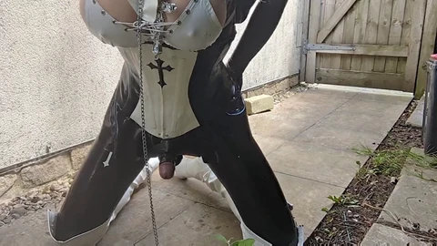 Shemale en tenue de crossdresser en latex jouit avec un jouet anal