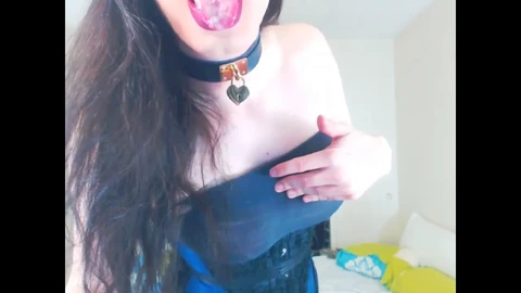 Performance sensuelle en solo d'une princesse transgenre sur webcam