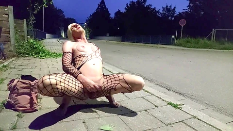 Surprise en train de se déshabiller tôt le matin