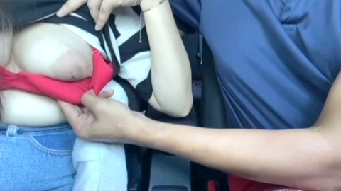 La femme asiatique excitée Masaram fait l'amour avec le chauffeur pendant que son mari est absent.