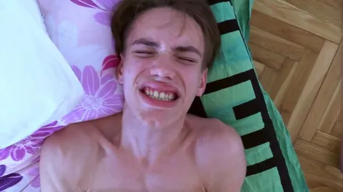 Jeune brune mince se fait prendre par derrière lors d'une scène en POV