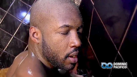 Session chaude sous la douche - Plaisir gay interracial dans les vestiaires