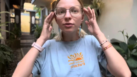 Déesse Bella Rae dans une séance de jeu de rôle de chasteté permanente