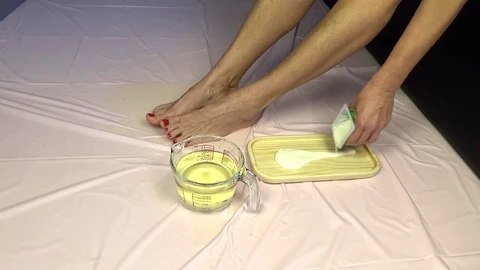 오줌싸는 여자들, 발 지배, 지배