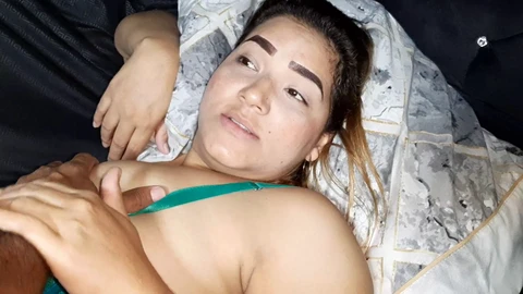 Samra suce habilement ma bite pendant que son mari se repose à côté (POV)