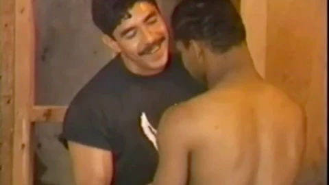 Trio interracial gay avec des bombes ébène